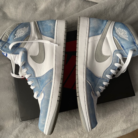Selling Brand New Jordan 1’s Hyper Royals